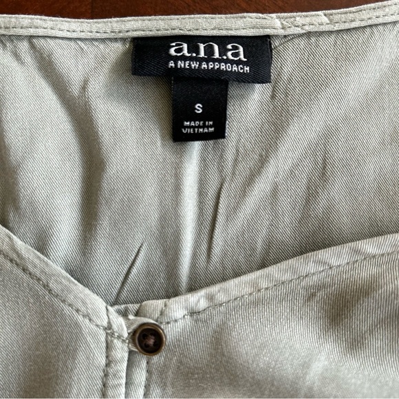 A.n.a. | Olive Green V-Neck Buttoned Tunic Blouse - Picture 5 of 9